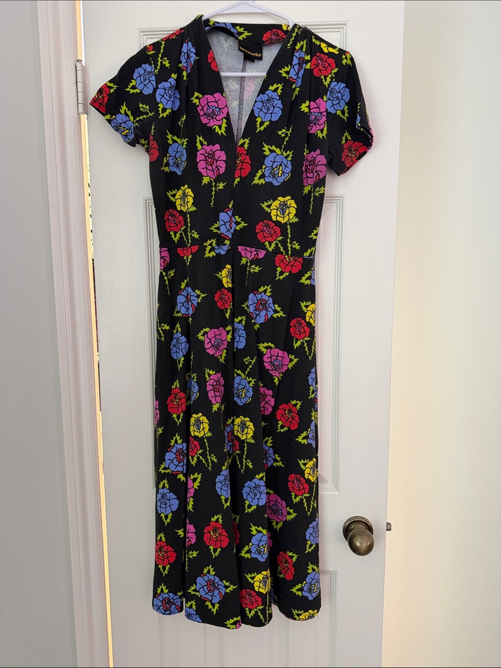 Nooworks Black V-Neck Floral Print Midi Dress - M